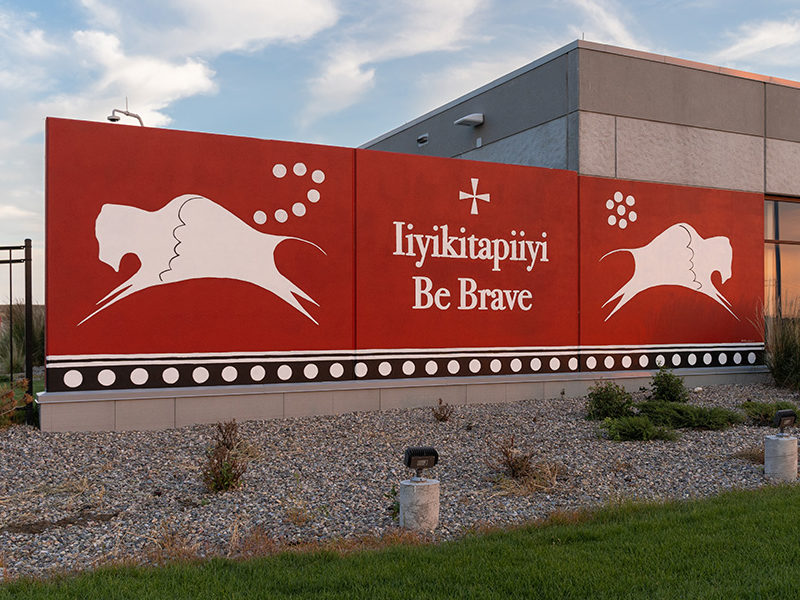 Iiyikítapiiyit! be brave, fearless!